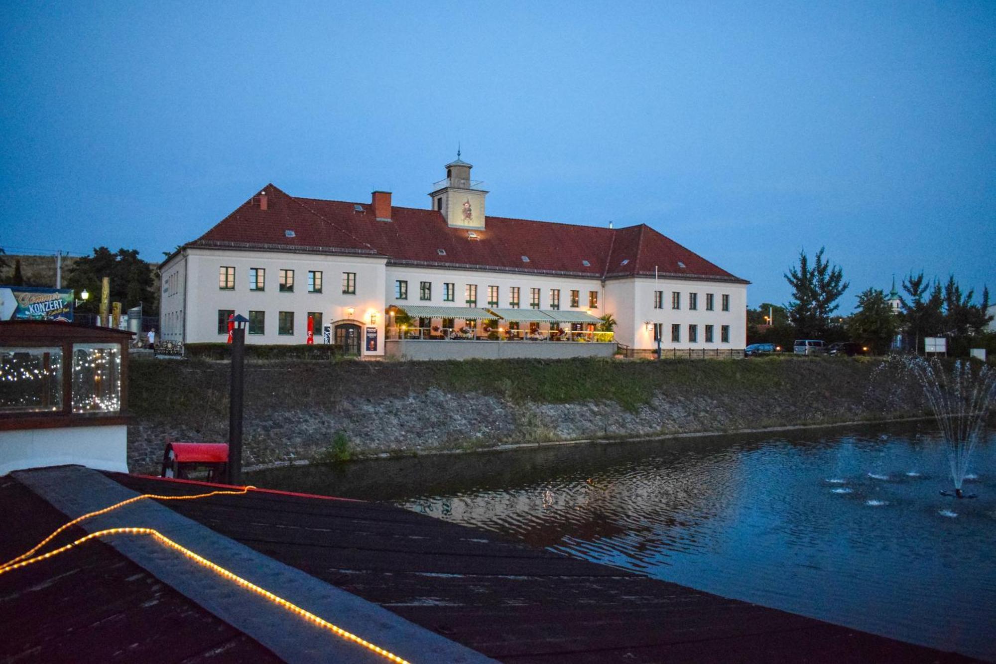 Restaurant Und Pension Alberthafen Dresden Bagian luar foto